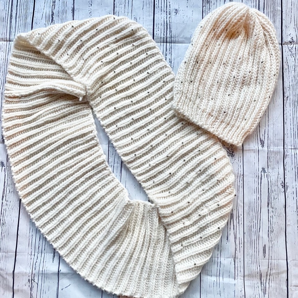 ***3/$15 📦*** Betsey Johnson Matching Beanie and Scarf Set